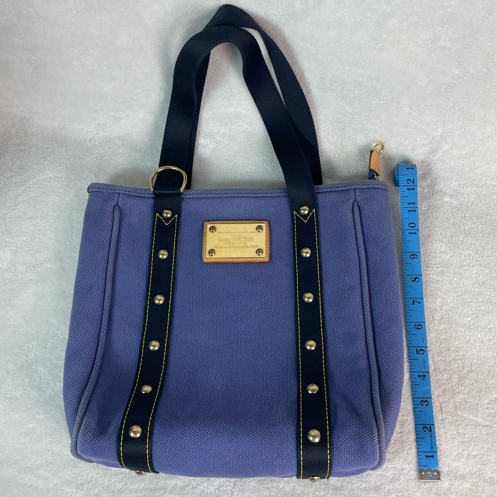 Louis Vuitton Antigua
Cabas Blue MM Tote Bag - Picture 12 of 17